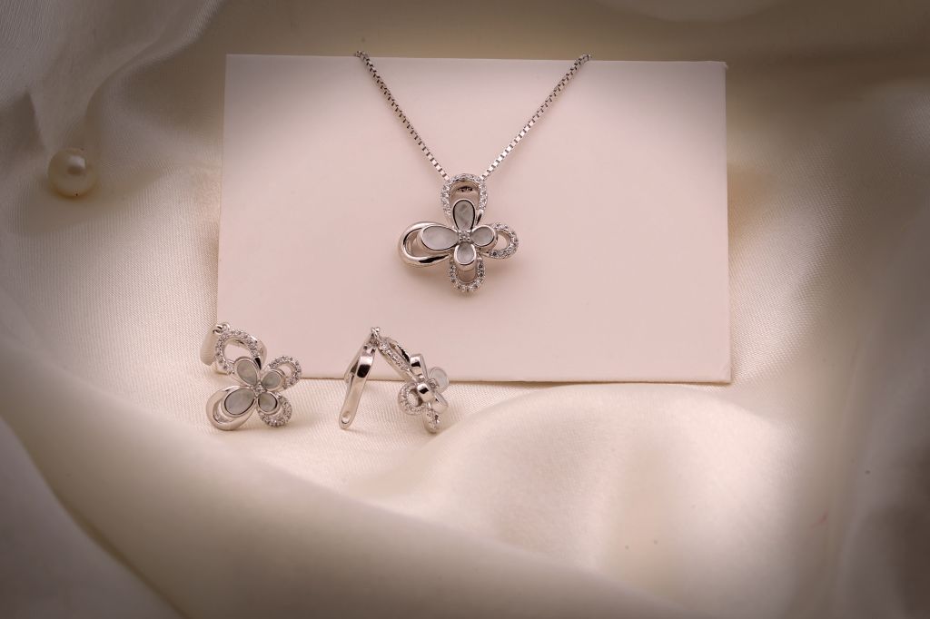 Eternal Blossom Pendant Set